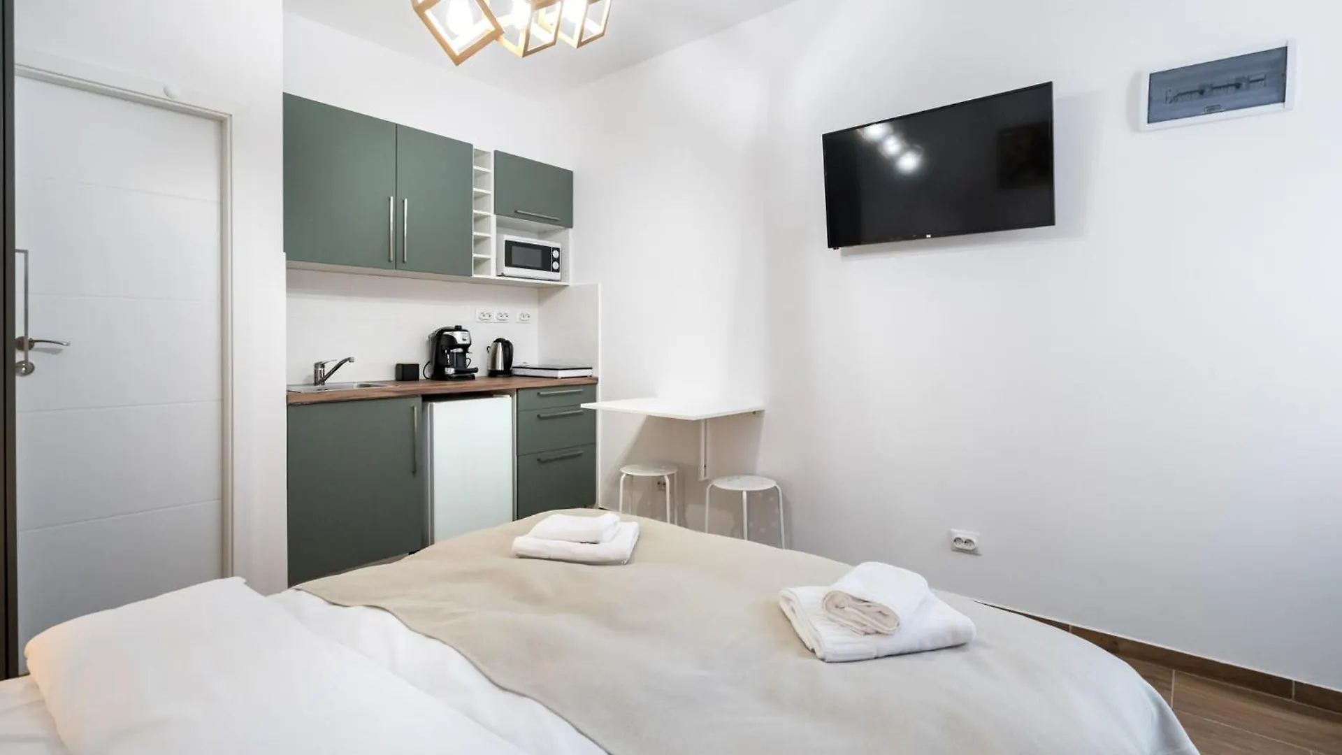 Urban Walls Apartments 5B Бухарест 0*,