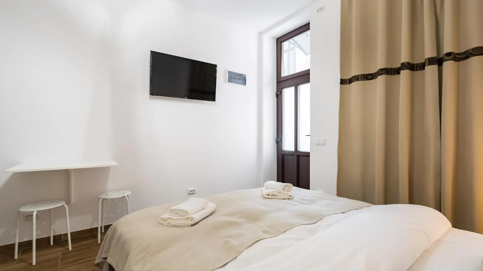 Urban Walls Apartments 5B Бухарест