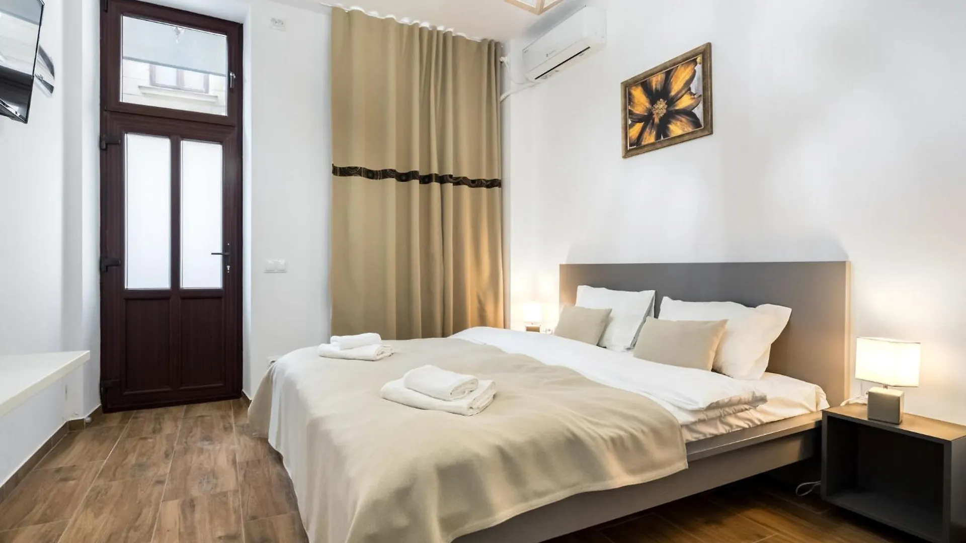 Urban Walls Apartments 5B Бухарест