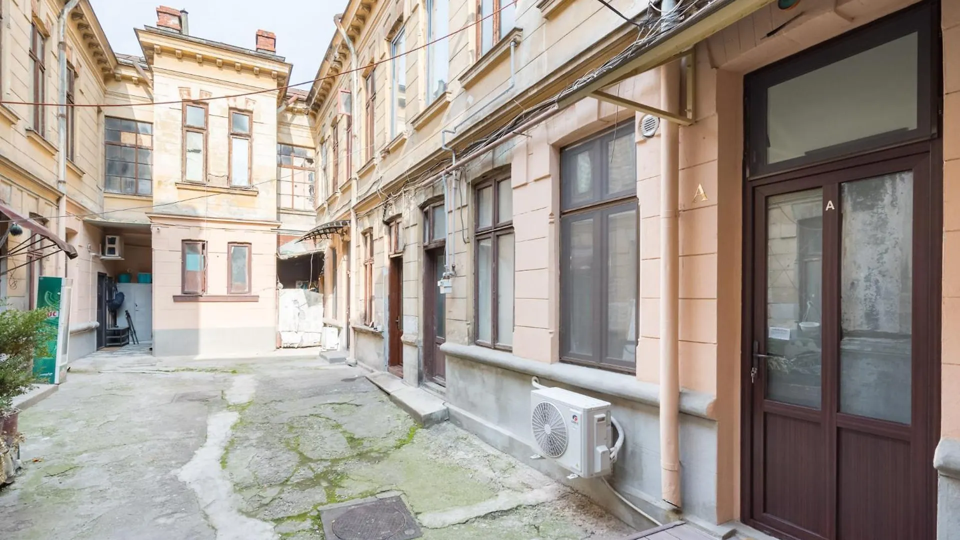 Urban Walls Apartments 5B Бухарест