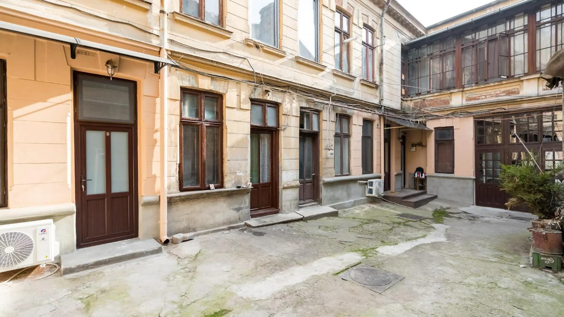 Urban Walls Apartments 5B Бухарест